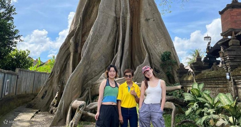 Tài xế xe riêng chụp ảnh cùng khách tại đền Tanah Lot, Bali