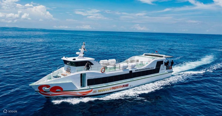Tàu speedboat rời cảng Sanur hướng ra Nusa Penida, sóng buổi sáng sớm