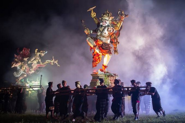 Tượng Ogoh-ogoh khổng lồ được rước trên đường phố Denpasar trong đêm Pengerupukan, ánh lửa đuốc sáng rực