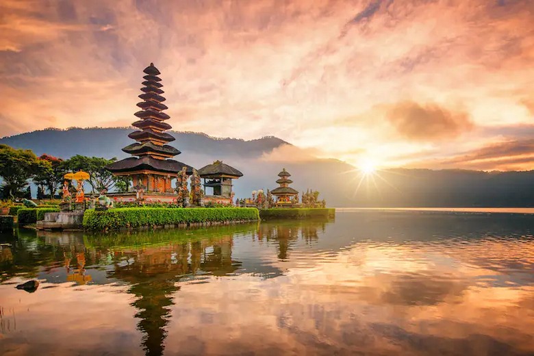Tháp meru đền Ulun Danu phản chiếu xuống mặt hồ Beratan vào buổi sáng sớm