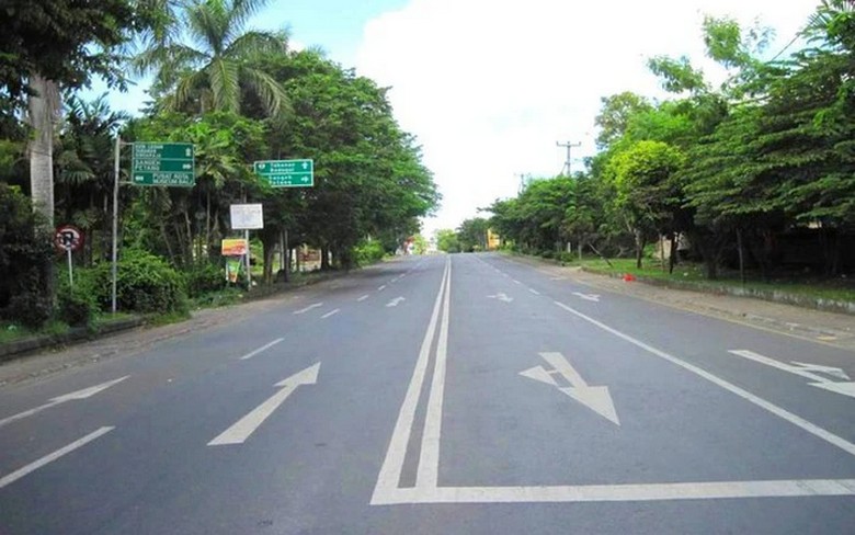 Toàn cảnh đường phố Kuta vắng lặng hoàn toàn trong ngày Nyepi, không một bóng người, không xe cộ