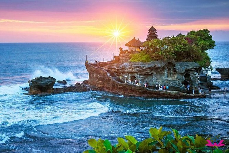 Toàn cảnh đền Tanah Lot lúc hoàng hôn, ánh nắng vàng chiếu xuống mặt biển