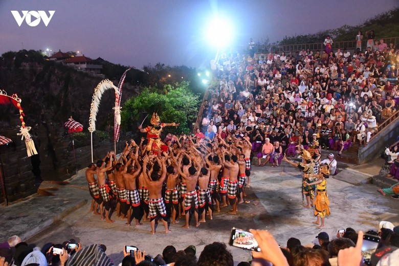 Toàn cảnh sân khấu múa Kecak tại đền Uluwatu lúc hoàng hôn với nền trời cam rực