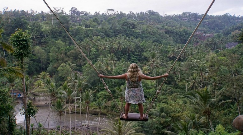 Toàn cảnh xích đu Bali Swing nhìn ra thung lũng rừng xanh Ubud buổi sáng sớm