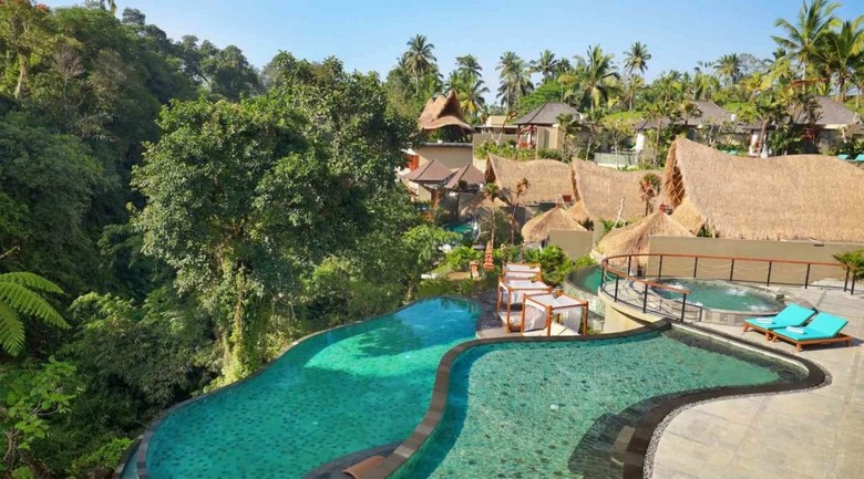 Villa hồ bơi riêng cặp đôi tại Seminyak buổi chiều tà nhìn ra vườn nhiệt đới