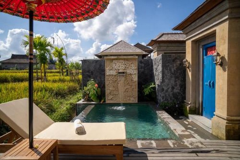 Villa hồ bơi riêng tại Ubud với cảnh ruộng bậc thang nhìn từ bể bơi, buổi chiều ánh sáng vàng ấm