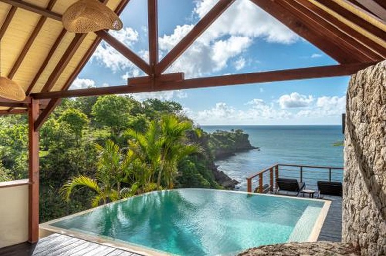 Villa hồ bơi tầm nhìn vách đá Uluwatu, Bali lúc hoàng hôn