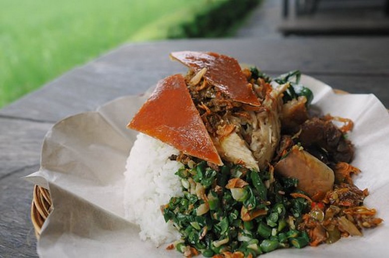 Đĩa Babi Guling đầy đủ gồm thịt heo quay, xương sườn, lawar và cơm trắng tại một quán ở Ubud