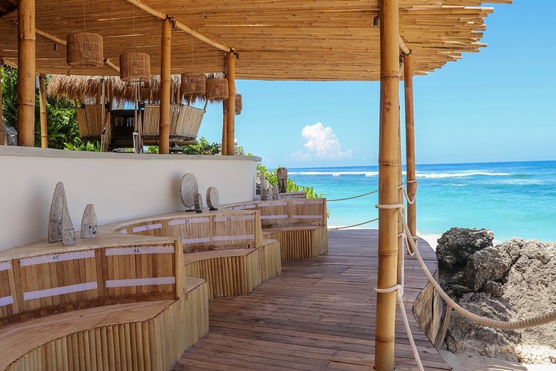 Beach cafe ven biển Canggu lúc hoàng hôn