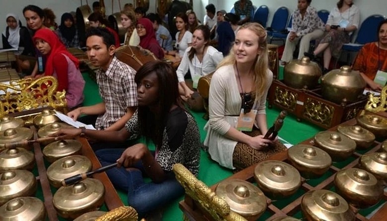 Dàn nhạc gamelan bằng đồng biểu diễn trong sân đền