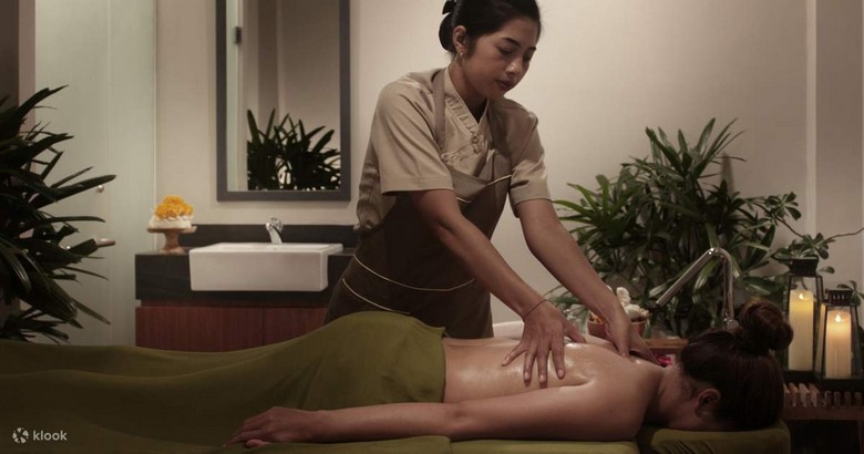 Kỹ thuật viên thực hiện massage Bali với tinh dầu