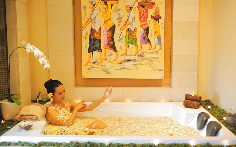 Không gian spa với bồn tắm hoa và nến thơm