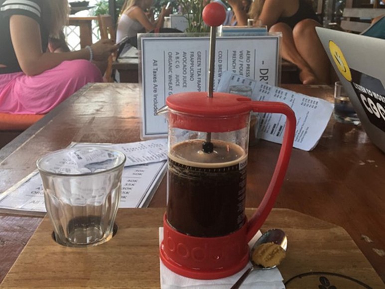 Ly flat white bên cửa sổ nhìn ra ruộng bậc thang ở Ubud