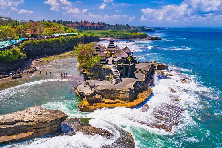Đền Tanah Lot lúc hoàng hôn nhìn từ phía bờ biển