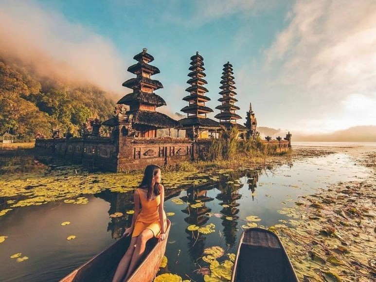Đền hồ Ulun Danu Beratan trên mặt nước hồ Beratan ở Bedugul