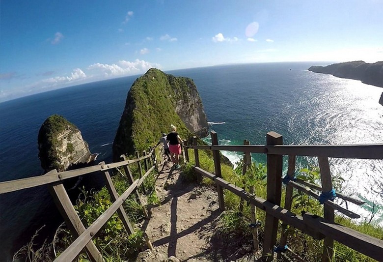 Đường đèo dốc xuống Kelingking Beach, Nusa Penida nhìn từ trên cao
