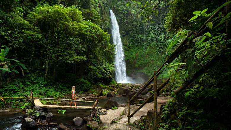 Đường mòn bậc thang dẫn xuống một thác nước trong rừng ở Bali
