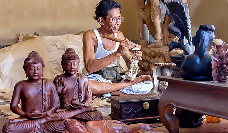 Nghệ nhân chạm gỗ tại làng Mas