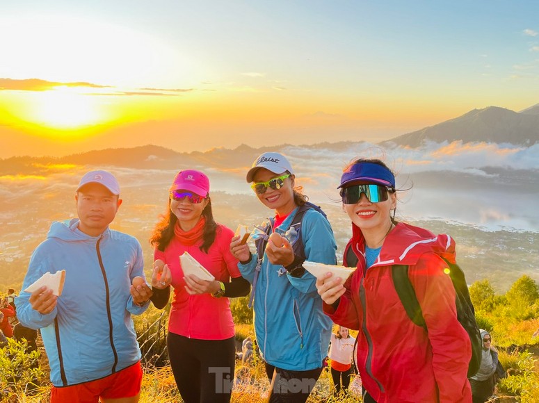 Đoàn khách đứng trên đỉnh núi lửa Batur lúc bình minh