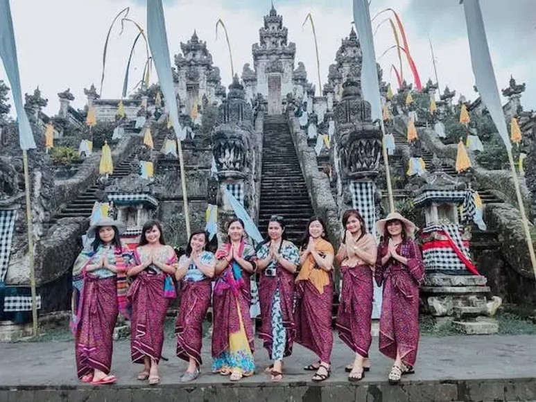 Đoàn khách Hà Nội chụp ảnh tại cổng trời Pura Lempuyang với nền núi Agung