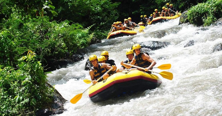 Đoàn khách chèo bè vượt thác trên sông Ayung gần Ubud