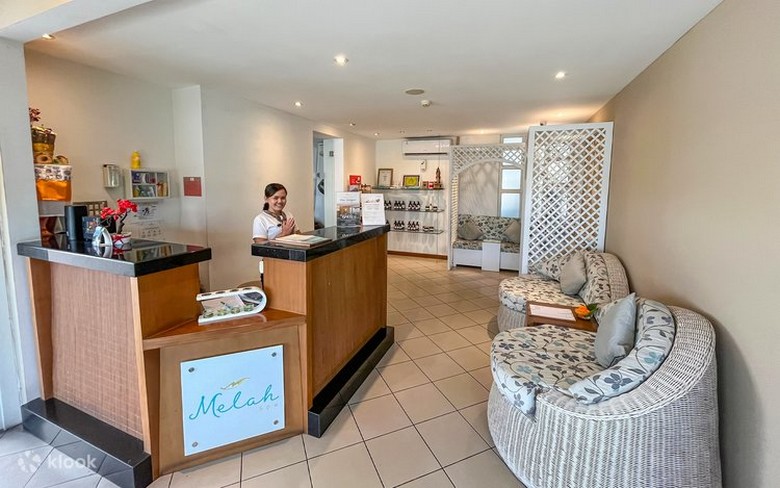 Quầy lễ tân spa với các loại tinh dầu và thảo mộc